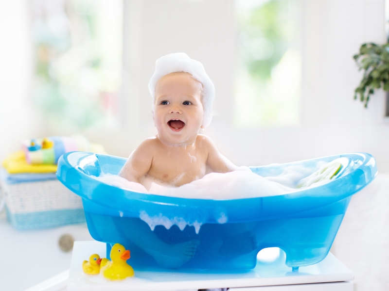 Cách vệ sinh vùng kín cho bé gái sơ sinh: Cha mẹ cần lưu ý gì?