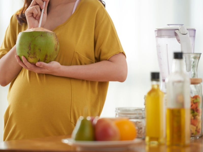 Có nên uống nước dừa khi mang thai?