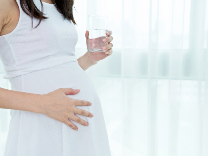 Có nên uống nước dừa khi mang thai?